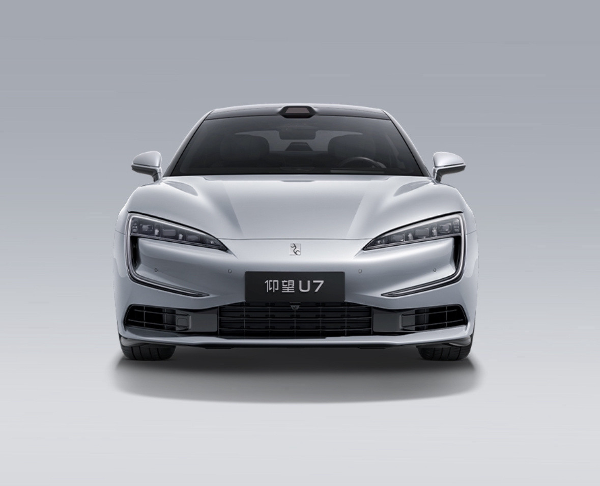 仰望U7PHEV、仰望U8L标准前脸正视图。这真是伟大的两张前脸设计，前者干净