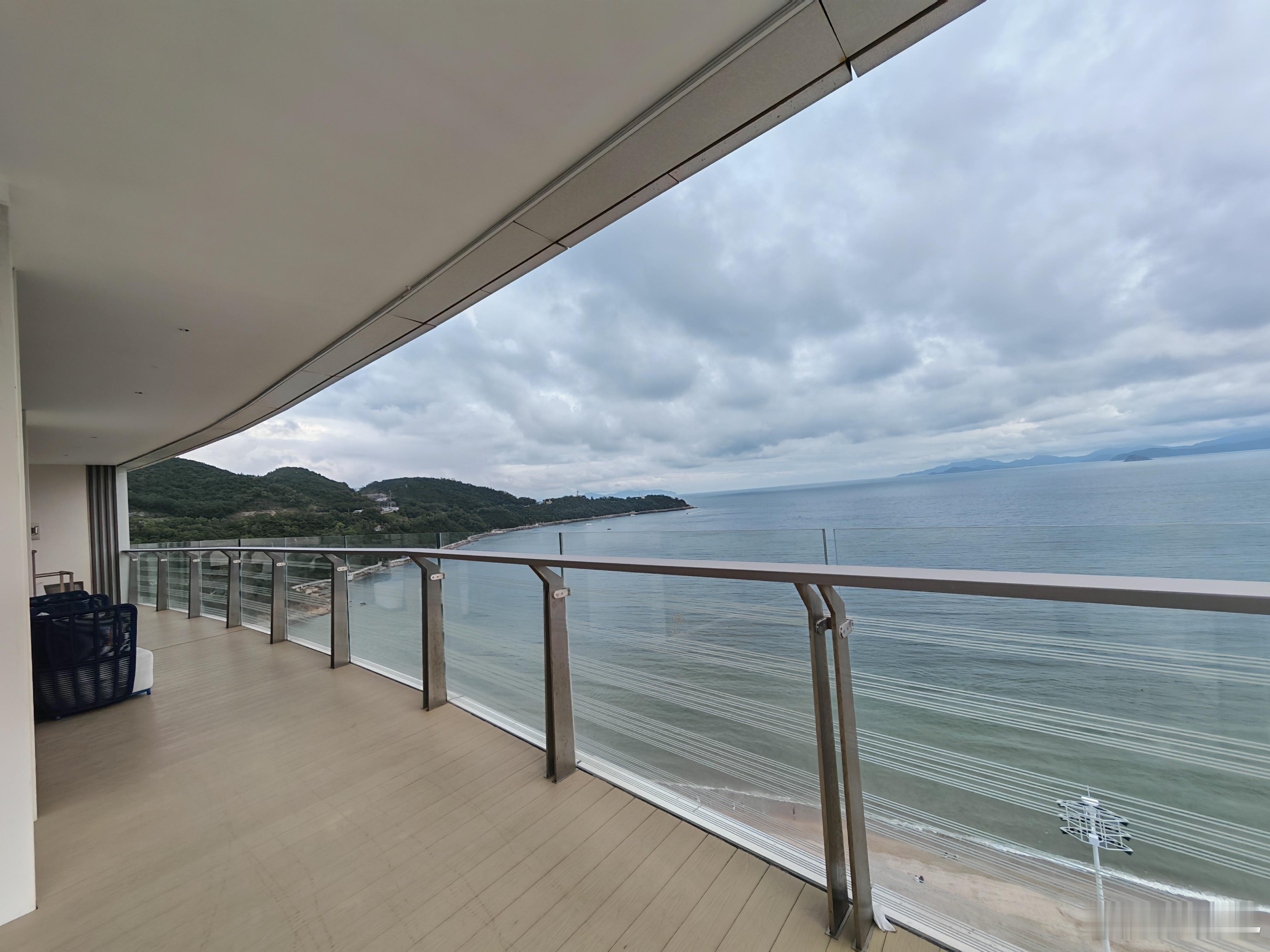 给大家感受下深圳美高梅天际海景套房的270度超大阳台视野！还是非常震撼的，可惜室