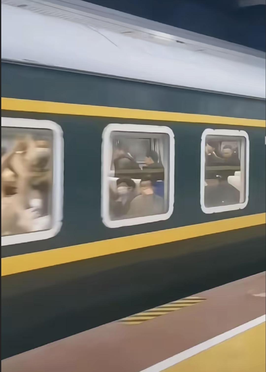 去年过年回家，我差点没挤上火车。订了酒店和景点票，不能改，可一开抢，南宁到哈尔滨