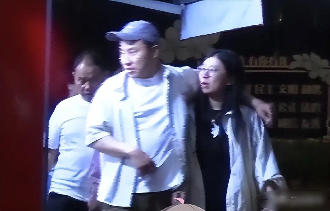 徐志胜带女友见父母，女方小眼睛低鼻梁有夫妻相，高学历是富二代