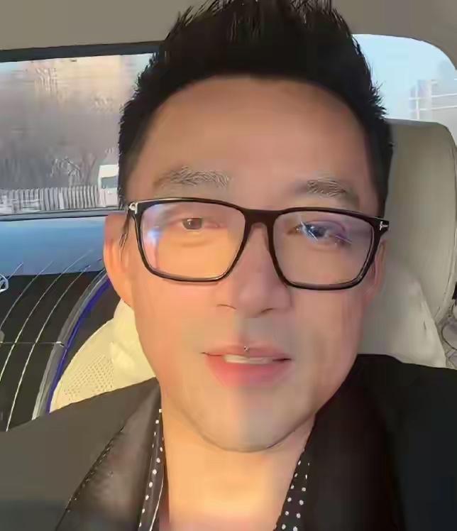 汪小菲给小杨阿姨打电话。他带着轻松的笑意开口：“万一我把你带火了，不在我家干了怎