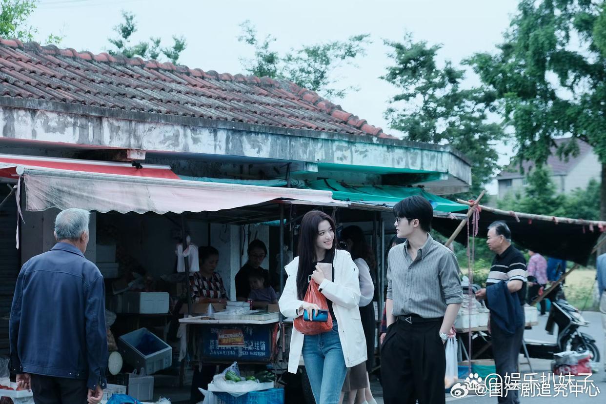 1.关晓彤没有什么关系特别好的圈里朋友，基本上都是同事，玩得好的都是一些从小玩到