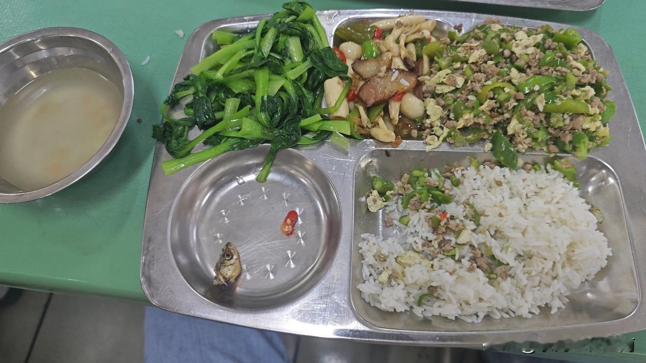 最近在国内公司总部出差，到公司食堂吃饭，人事给发的就餐券，面额15元的，图片中是