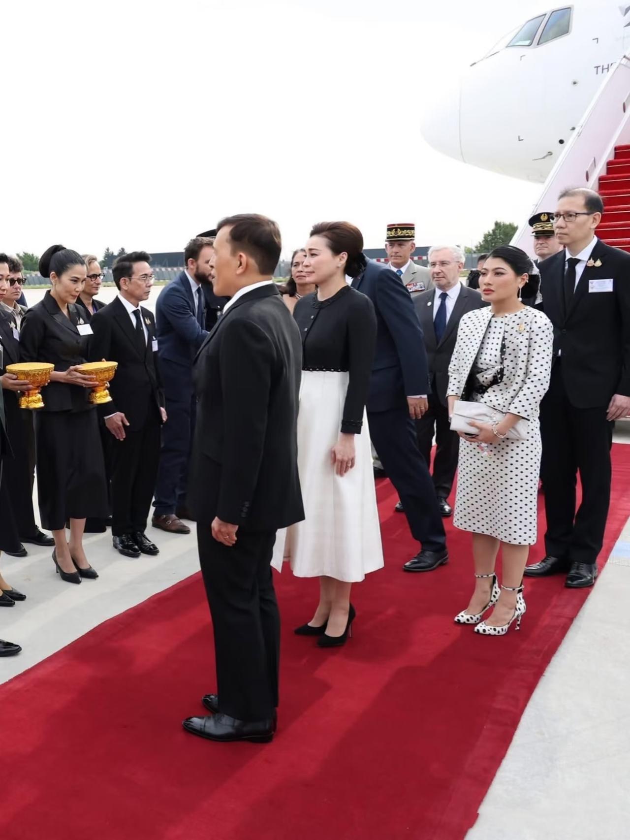 玛哈国王携苏提达王后抵达法国！6月28日，泰国玛哈国王带着苏提达王后抵