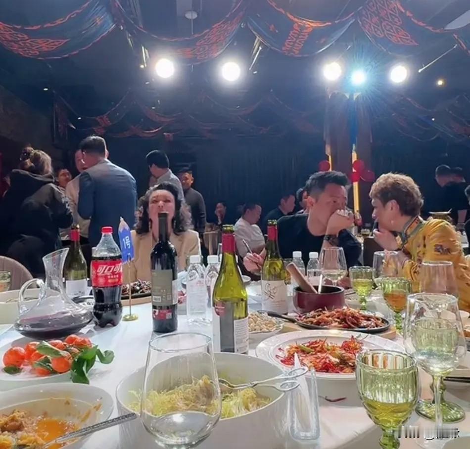 汪小菲一路奔波！原来，他特意从湾湾赶回北京，是为了与麻六记同事们一起开年会。