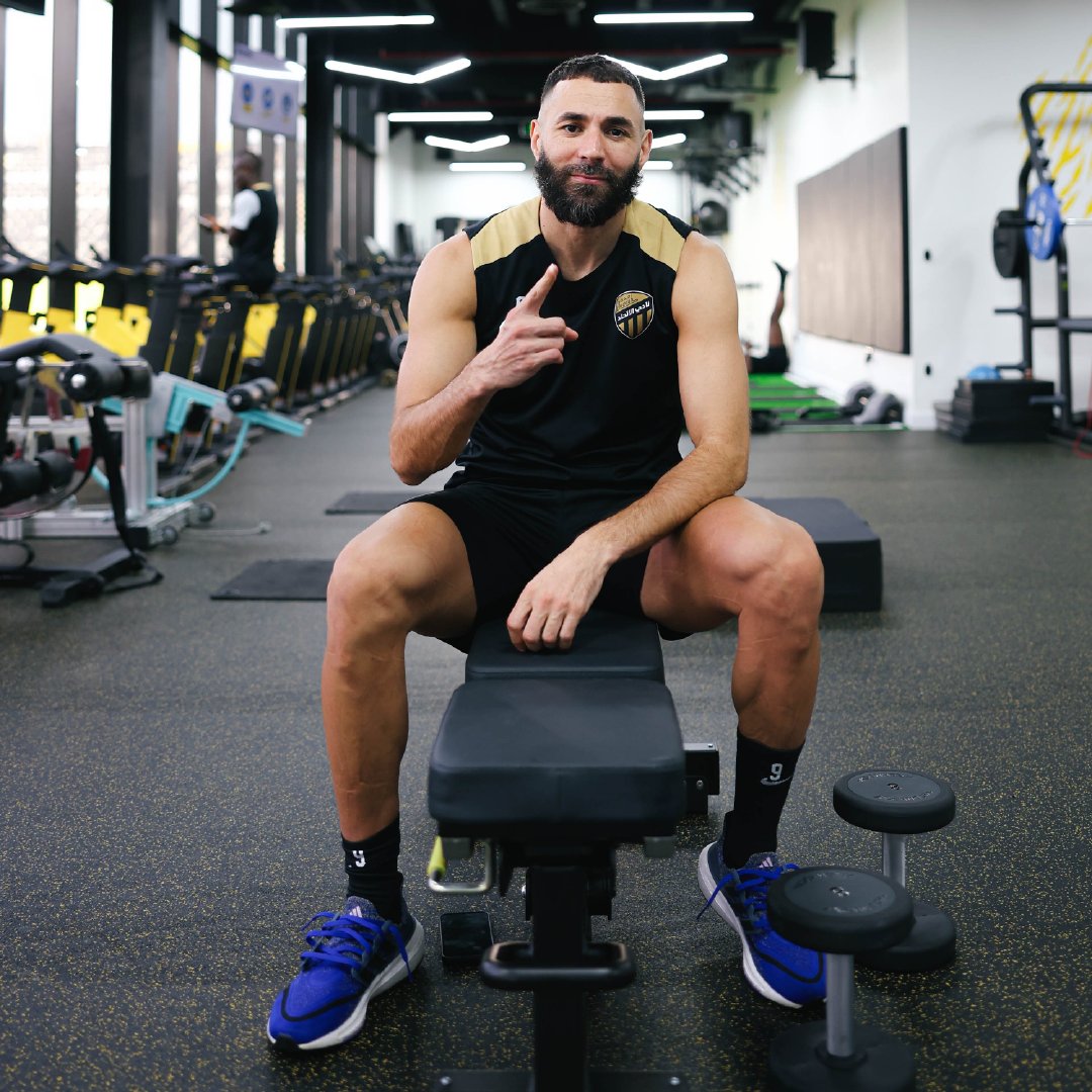 本泽马：“皇马还有一个问题，那就是队里没有经验丰富的老将了。我们需要一个能去跟姆