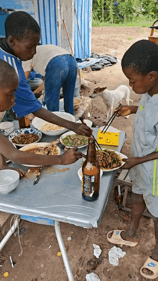 非洲孩子吃中国菜，感觉他们也是比较喜欢吃的，看他们使用筷子使用的非常熟练，说明他