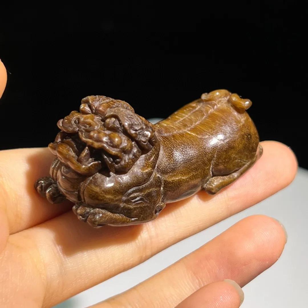 本人收藏的一款老犀角雕瑞兽。雕刻实在憨厚可爱，工艺古朴，角质有点呈板栗黄。表面已