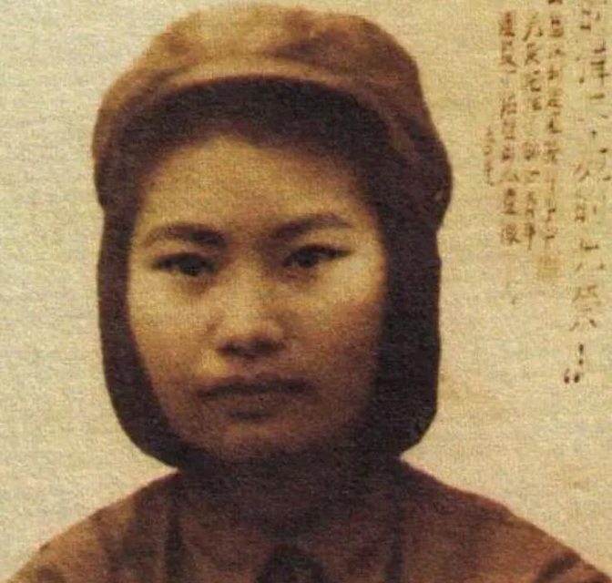 1950年，丁佑君被出卖之后，土匪活捉了她，不论敌人如何折磨她，她始终没有说出有