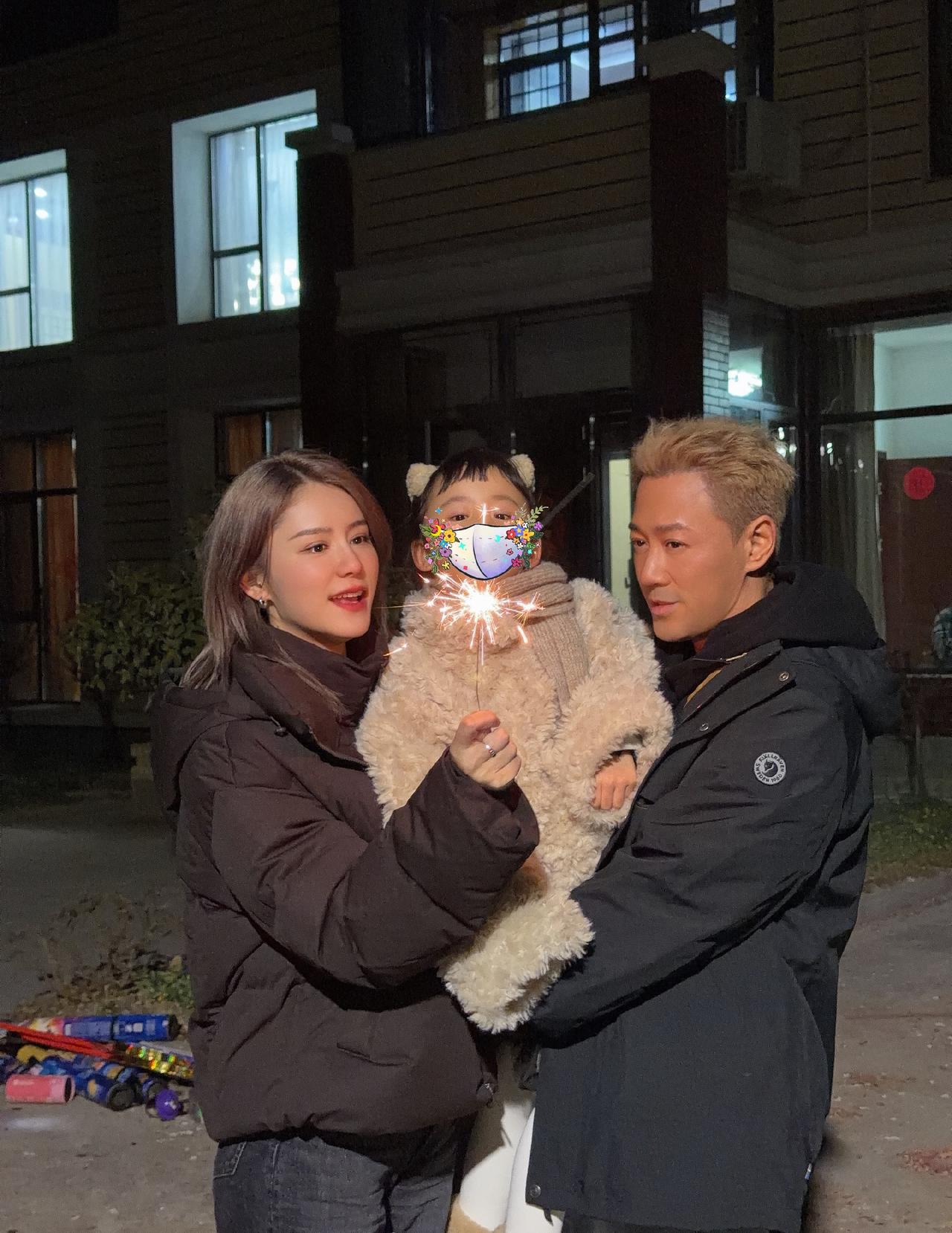 林峯陪老婆张馨月回娘家欢度春节！林峯身穿黑色羽绒服，标志性的黄发造型帅气依旧！