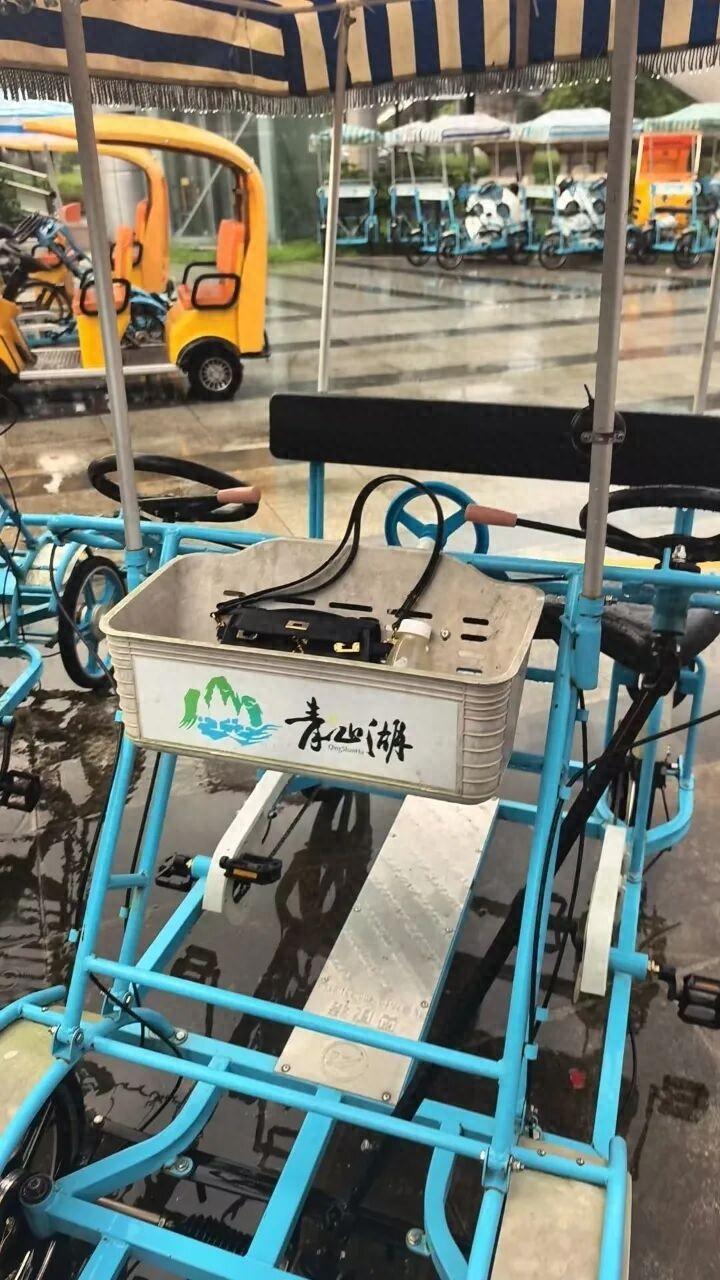 27万元名牌包遗落景区，杭州警方半小时寻回。辅警寻回后惊呼：这包太低调了，差点错