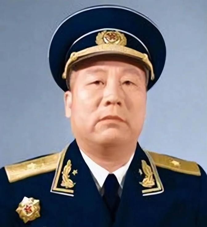 1945年，中苏军方宴会上，苏军和曾克林开玩笑，“你喝一杯酒，我就给一座军火库。