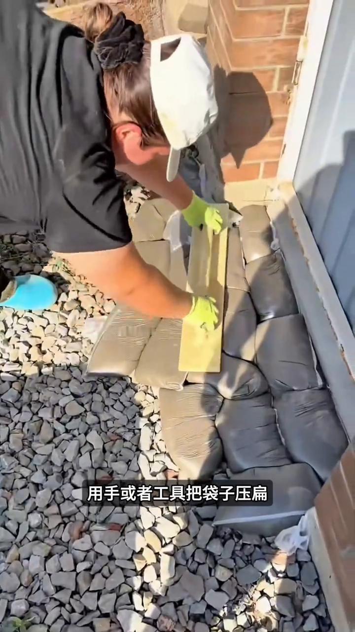 塑料袋封水泥。注意看，这种铺法很奇怪。用塑料袋装水泥铺路看起来像垃圾工程，但踩