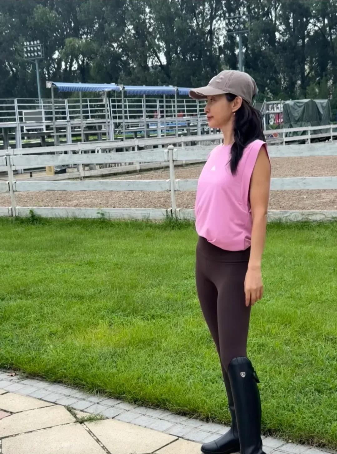 原来娱乐圈真的有不老女神！大花李冰冰现身北京一马场，她五官明媚，小脸紧致，头发