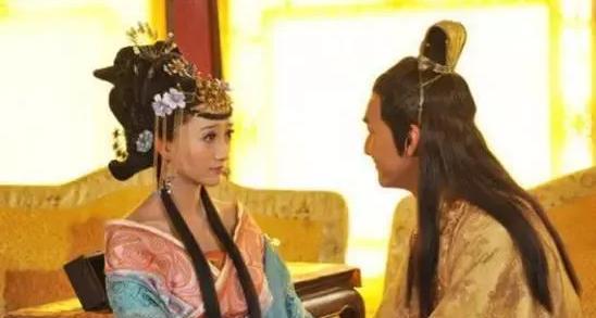 一天，客氏问熹宗:“龙卵好吃吗？”，熹宗一把搂住她:“母亲做的，怎能不好吃？只可