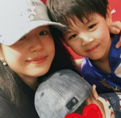 陈妍希与陈晓的儿子小星星已经那么大了，简直和童年陈晓复制粘贴一样，五官精致，眼睛