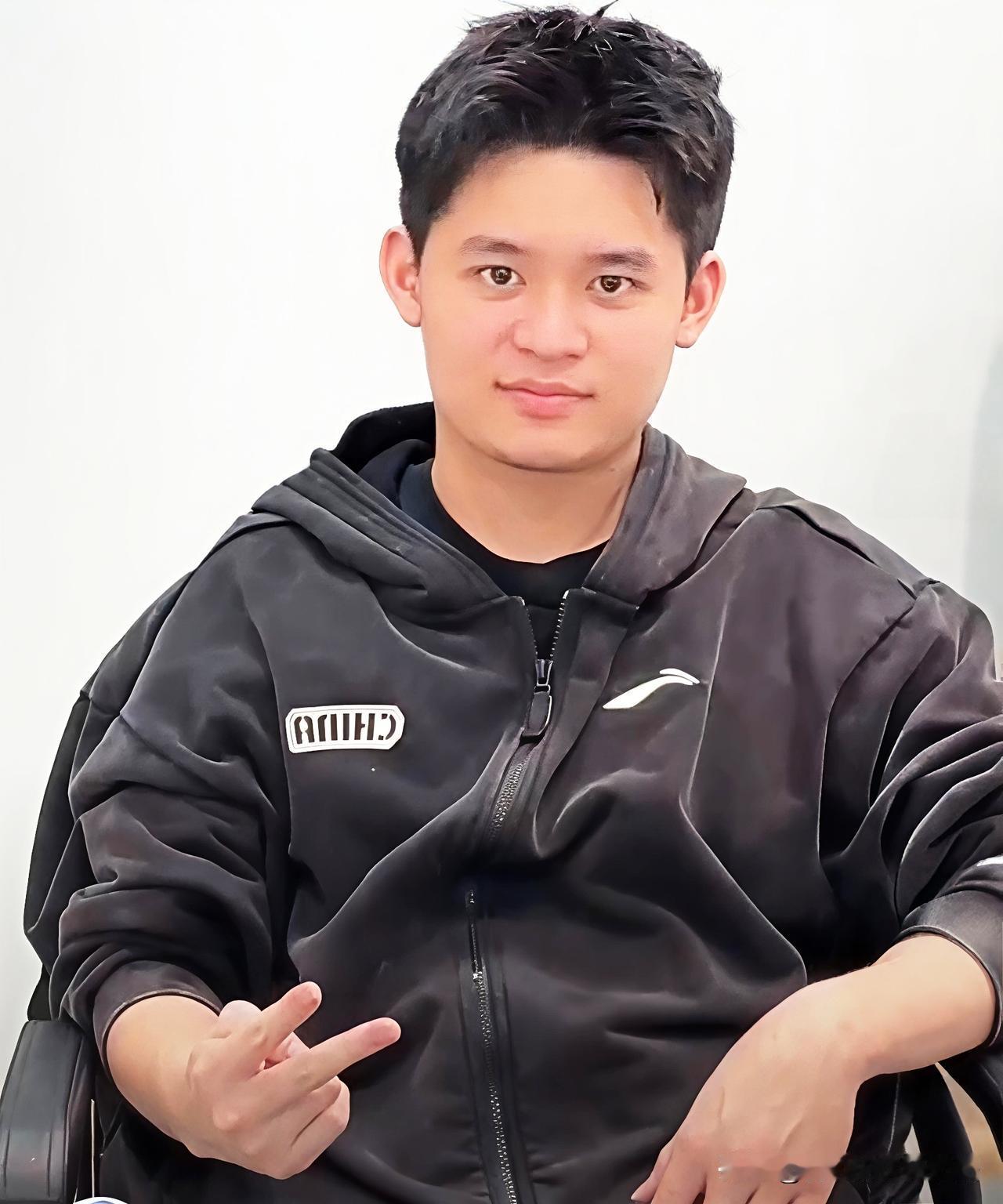 林诗栋很适合这个发型，看得出来他也很喜欢。林诗栋这个托尼老师很懂他，知道打比赛