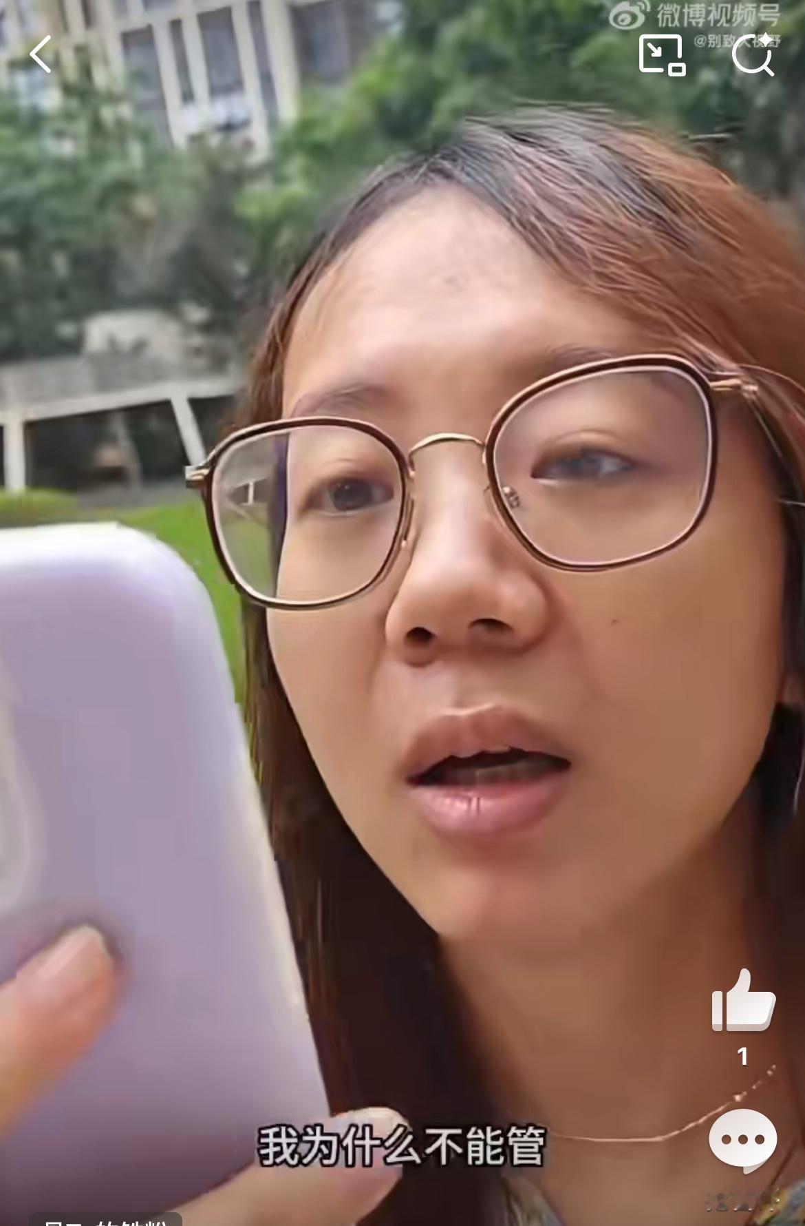 小仙女小区遛狗不铲狗屎，遭男业主批评，小仙女回怼关你什么事。小仙女大远处牵着一条