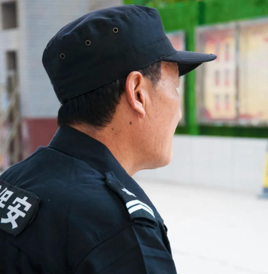 现在挣一百块钱可是真难。但是花一百块可就太容易了。就像我们当保安的，累死累活站一