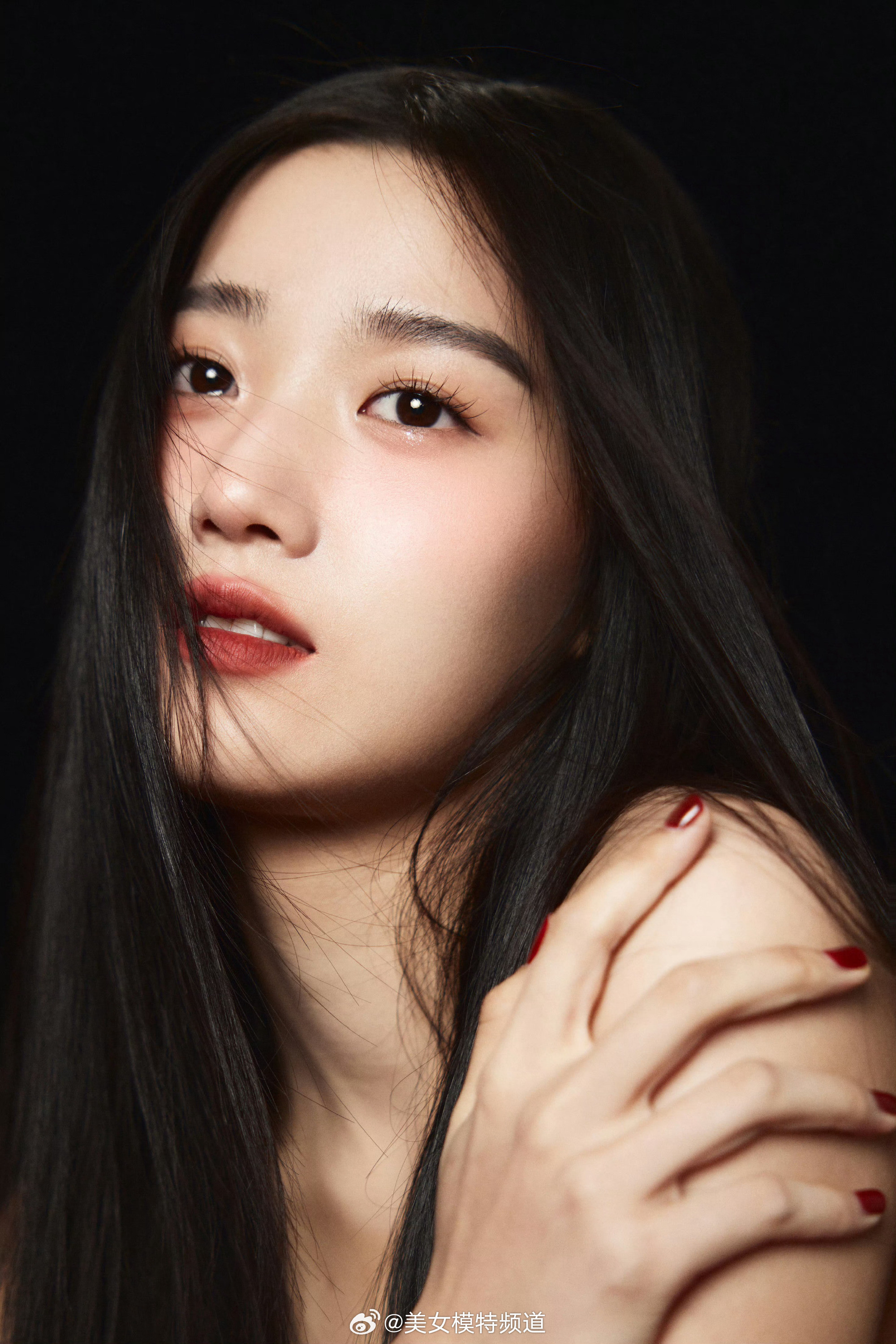 卢昱晓这红裙大长腿真好看