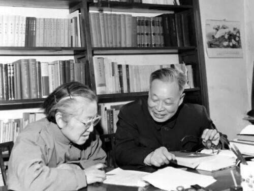 一天，钱玄同教授发现自己的小儿子在学校有一个绰号，很俗气。他哈哈大笑，随即把绰号