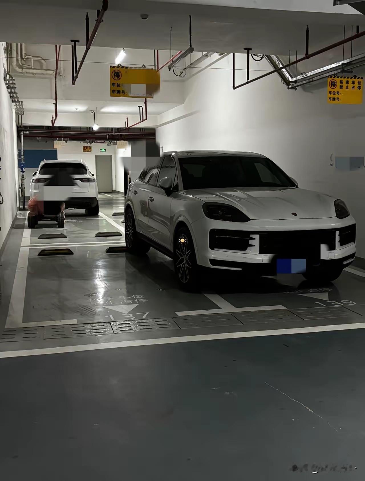 因为工作原因每天下班都很晚，旁边车主老是这样停车导致我回来后都停不进去，找物业打