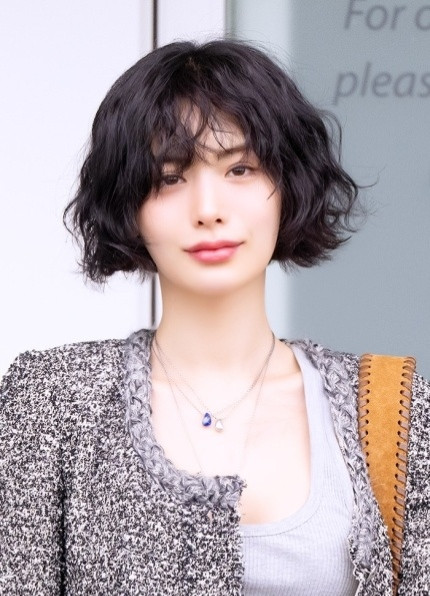 说实话第一眼：林珍娜是谁？查了下，她是二代女团出来的，叫NANA。当年连续拿过世界最美面孔，演过《假