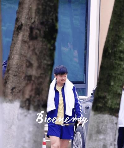 4.21日，莎莎下训，边走边比划，超级可爱。结束了体能训练，和任姐，翔哥一起