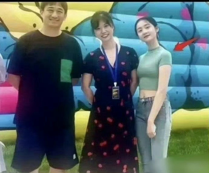 黄磊女儿黄多多有意进圈，脸是真的小，身材是真的好，应该会爆吧？？