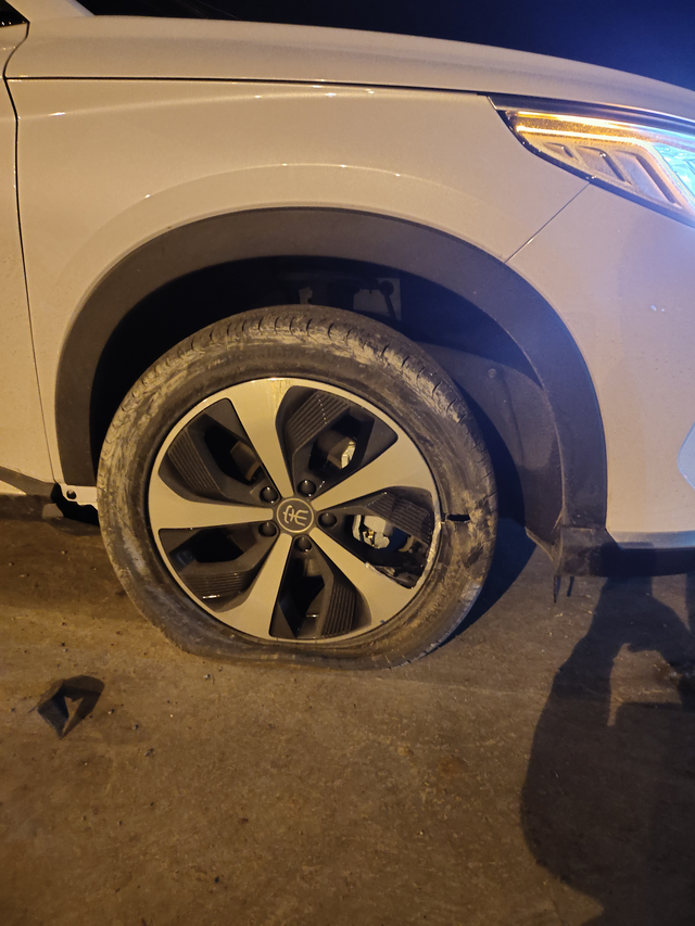 拖车费由保险公司承担还是4儿子店承担刚提二个月的比亚迪进加油站加油，撞到了路肩