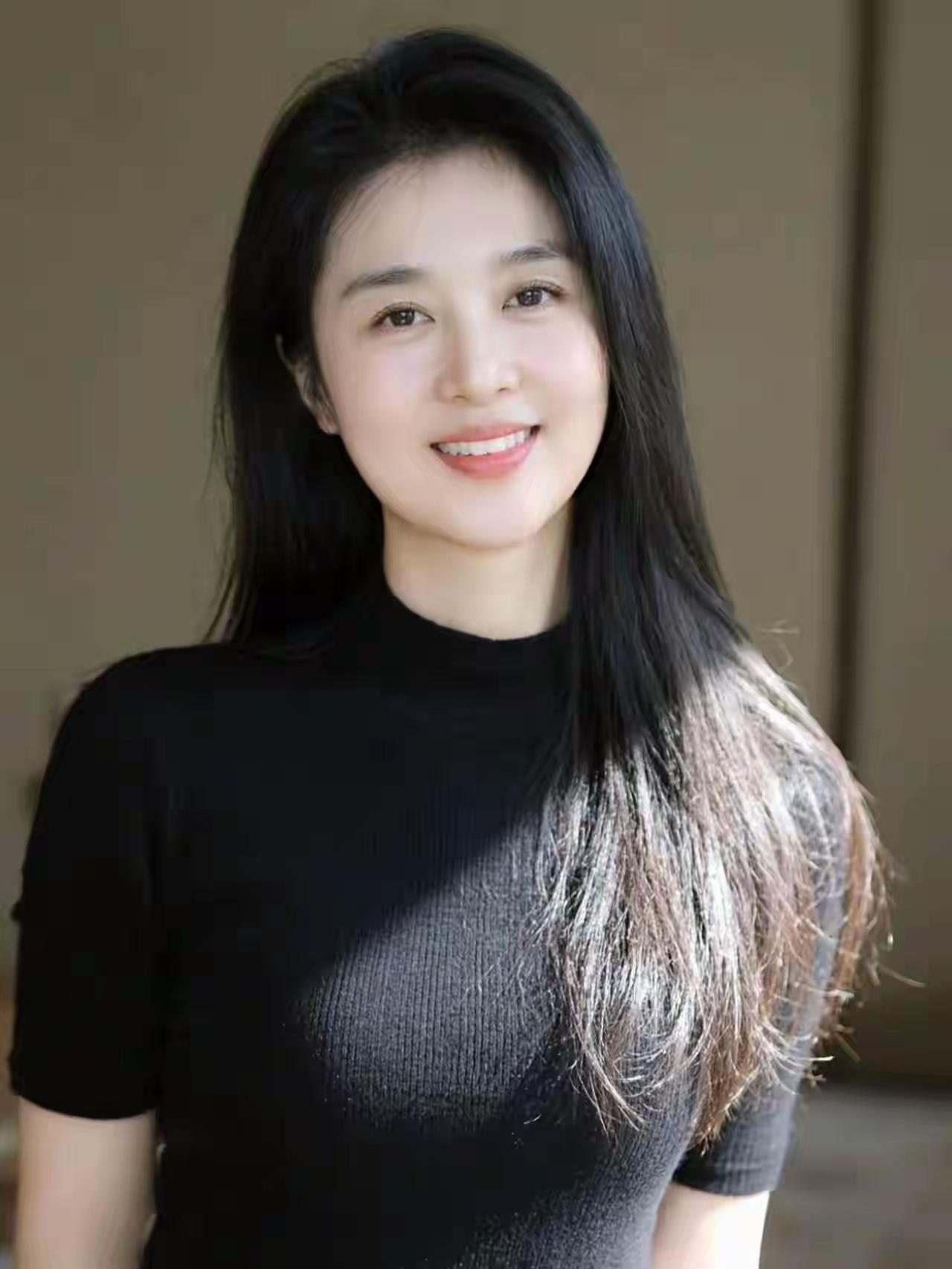 女人在亲密关系后，会觉得容光焕发，很多女人也是这么觉得的，感觉自己变年轻了，皮肤
