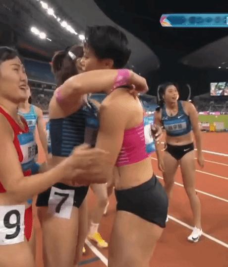 图2是今年全国田径锦标赛，吴艳妮夺冠主动与刘景扬握手画面。当时吴艳妮13秒15夺