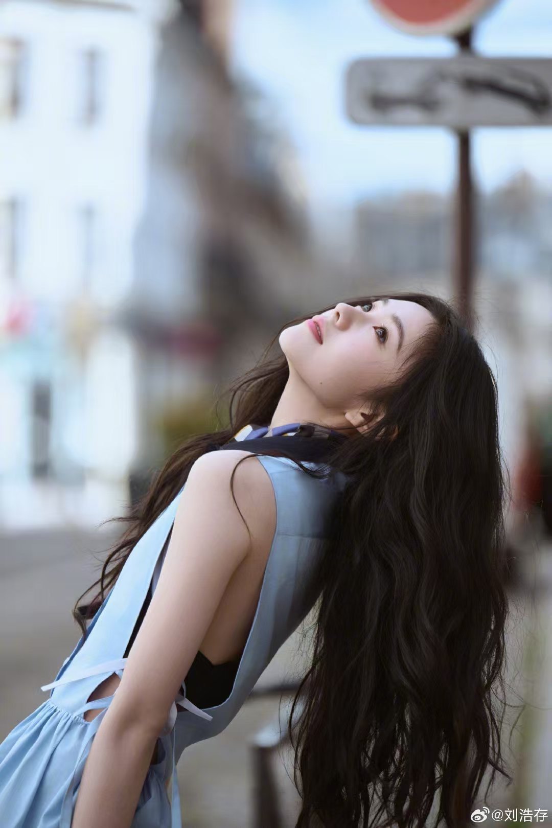 刘浩存巴黎街头走两步就出片了刘浩存大花气场刘浩存巴黎随拍美到心巴！慵懒卷发清