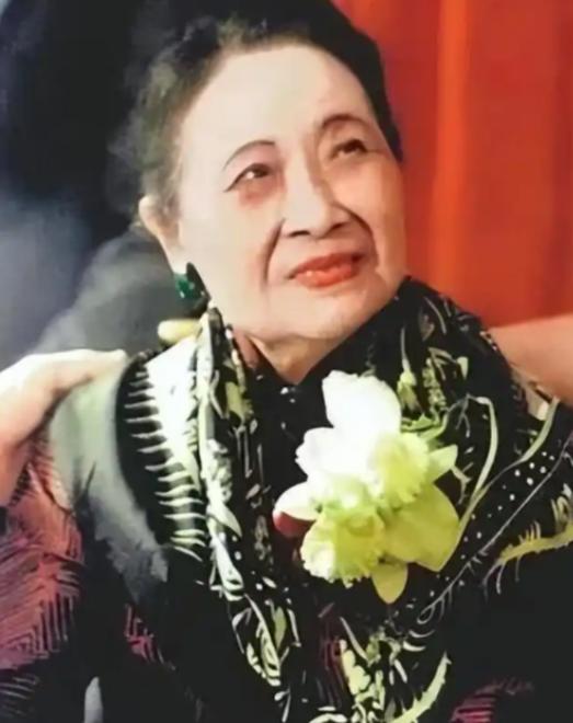 宋美龄106岁去世，贴身厨子回家后不久自尽，事后妻子含泪透露缘由：无路可走！宋美