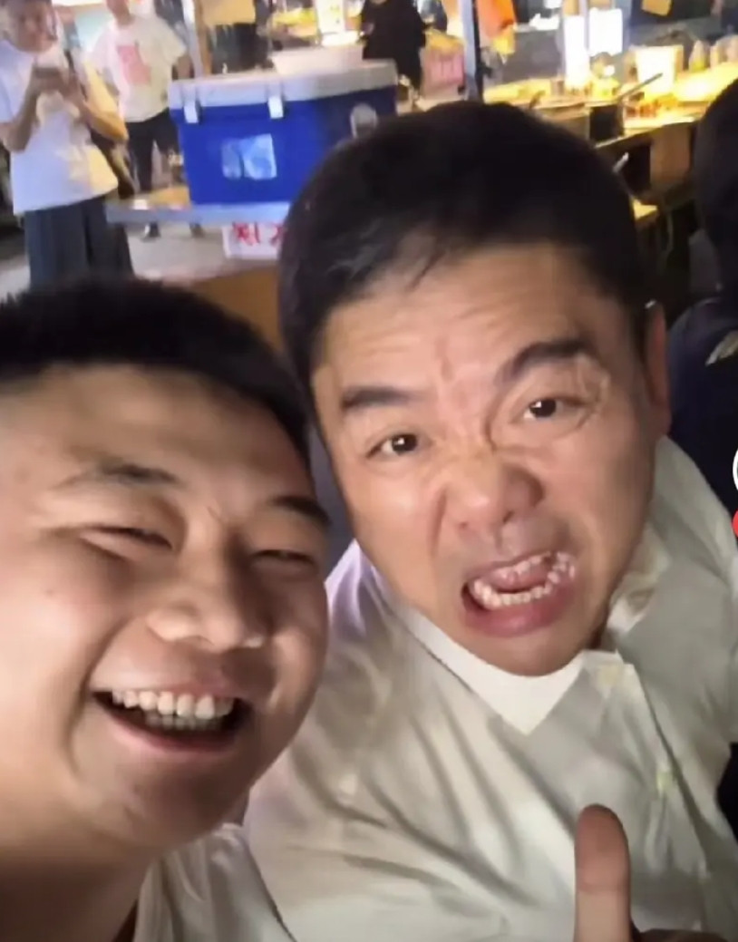 完了，刘强东的人设崩塌了！在我们心目当中，刘强东一直都是一个十分严肃的人，最多脸