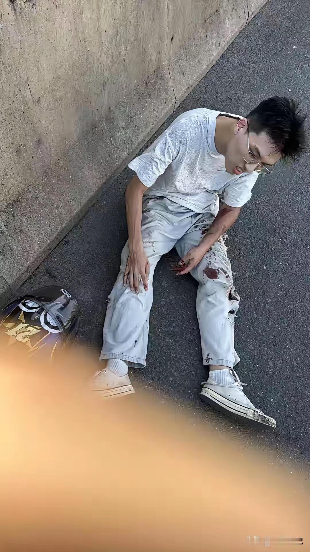 谁能想到国产机车的封神名场面，居然是车主摔车摔出来的。浙江湖州高架上那台脱手的