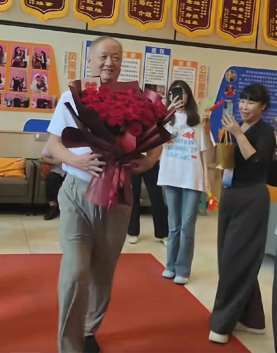 “小丫头，跟着大哥，没有错，大哥会给你一个温馨的家庭，放心吧”视频里看到这位大叔