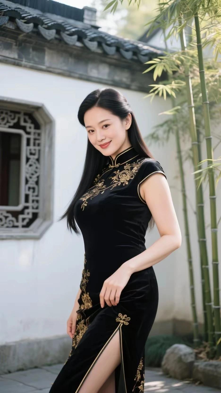旗袍雅致韵味生，黑底金丝沾风情。玉珠圆润，巧笑嫣然。曲线惊艳，魅力四射。