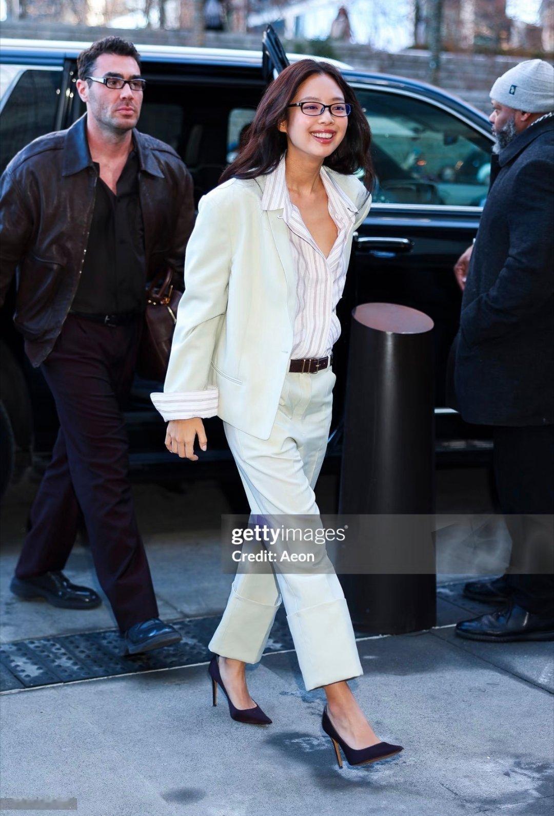 Jennie今日CK看秀，这衣服的裤子好难看