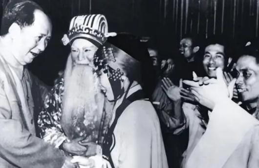1959年，毛主席接见青年湘剧演员左大玢的时候（86版观音），闹出了一个“笑话”