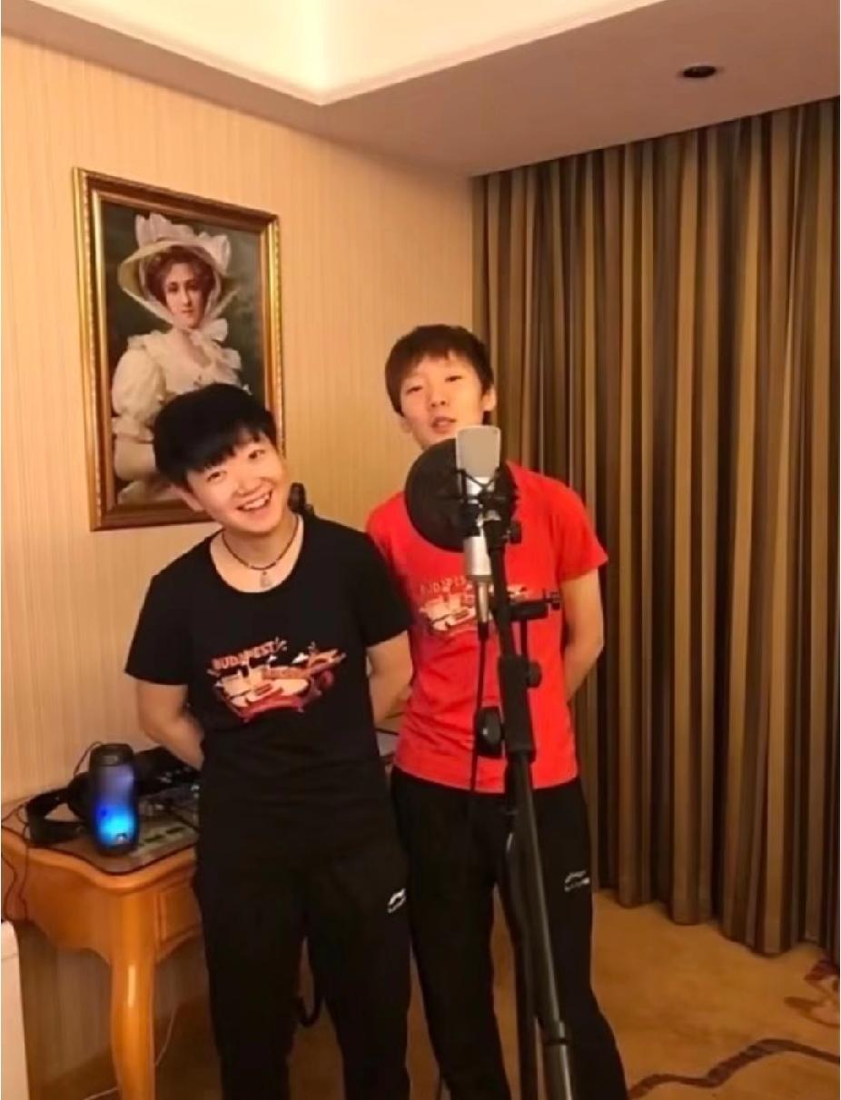 刷到海产姐妹的老照片！谁懂啊！刷到孙颖莎和王曼昱的旧图，直接被戳中了！