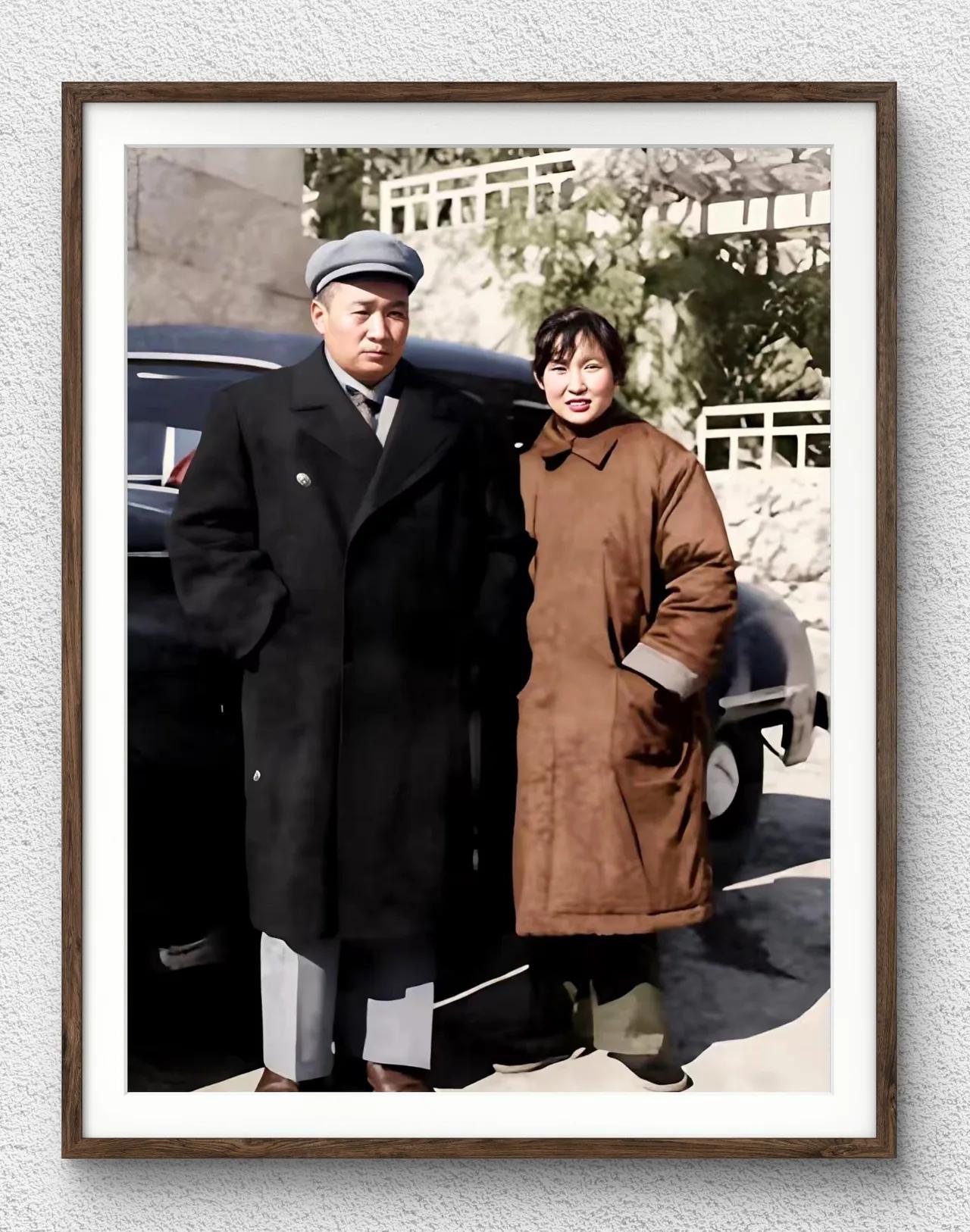 这张照片是毛主席的儿女毛岸英和妹妹李敏1960年在辽宁省大连拍摄的一张合影留念照