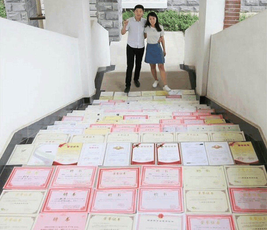 学霸情侣花式虐狗, 137张证书摆520