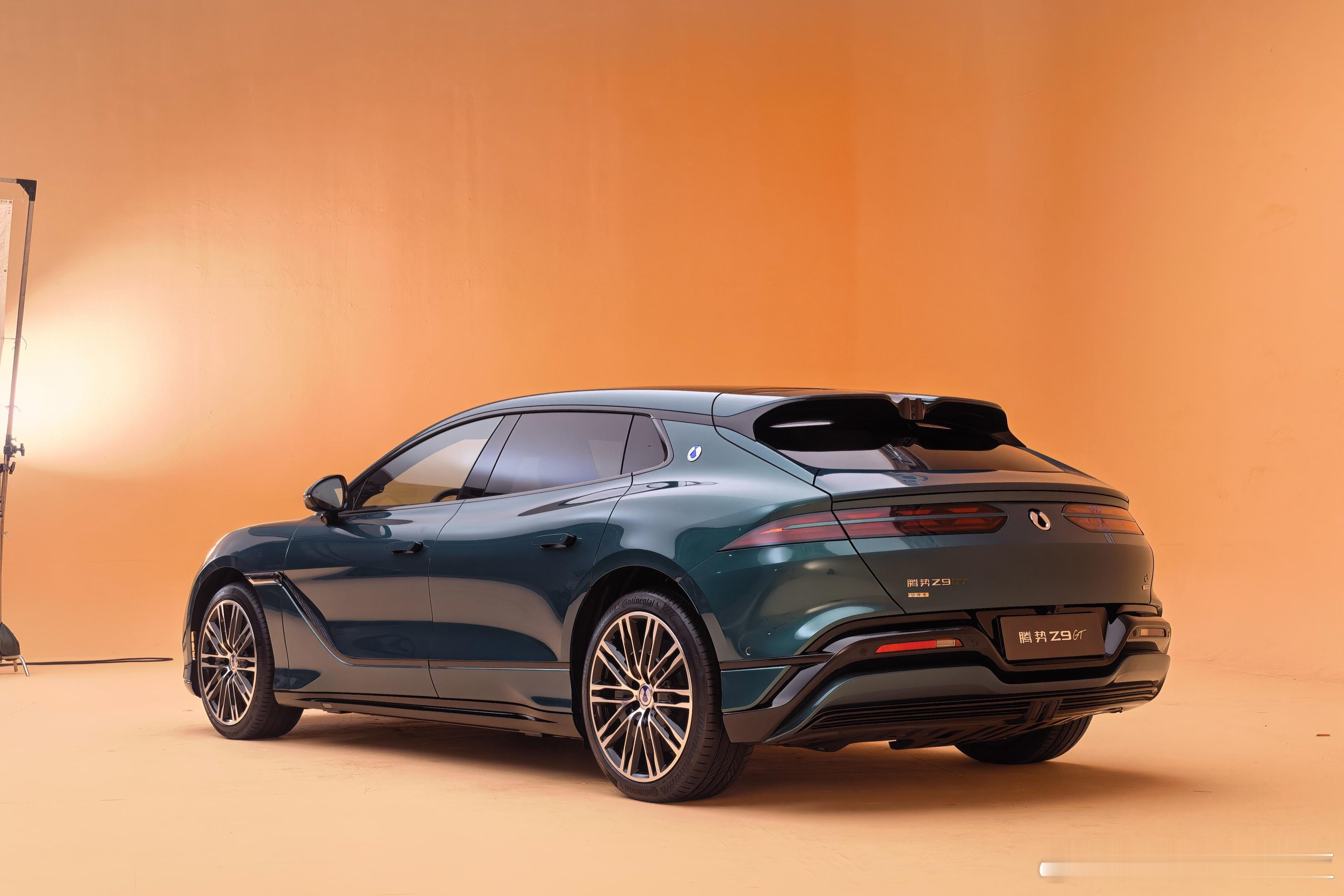 全新腾势Z9GT峡湾绿外观和熔岩红内饰实拍图分享给大家，实车颜值真不错。再结合