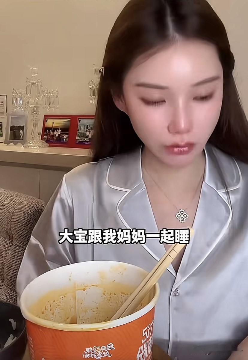 原来孩子们从小到现在都不喜欢单独睡觉的，筱梅在直播中说，大宝是跟她妈妈一起睡的，