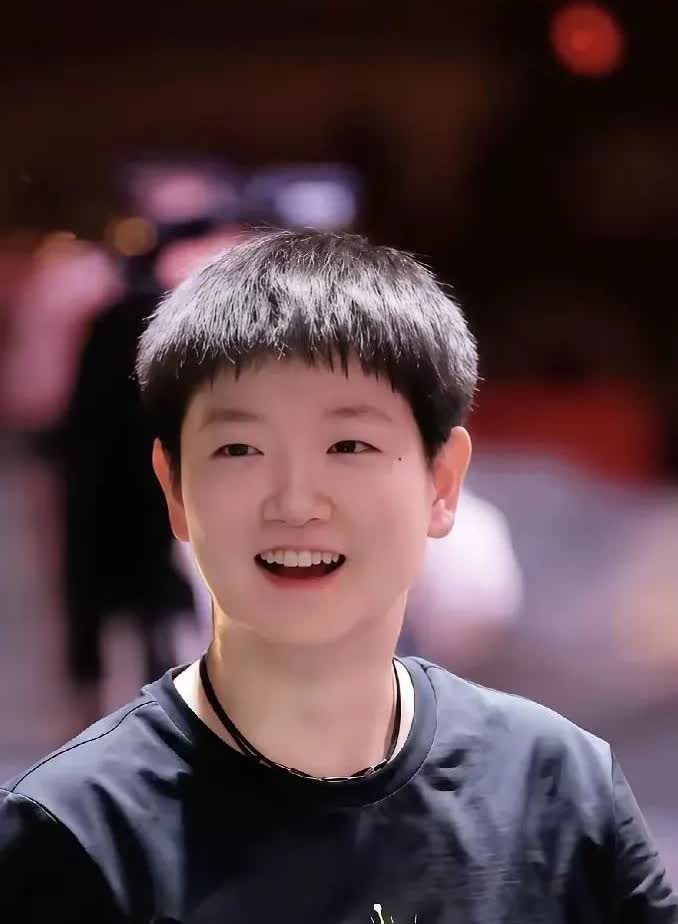 孙颖莎离开赛场赶回北京正如网友说的：此行无目的只为解相思～为