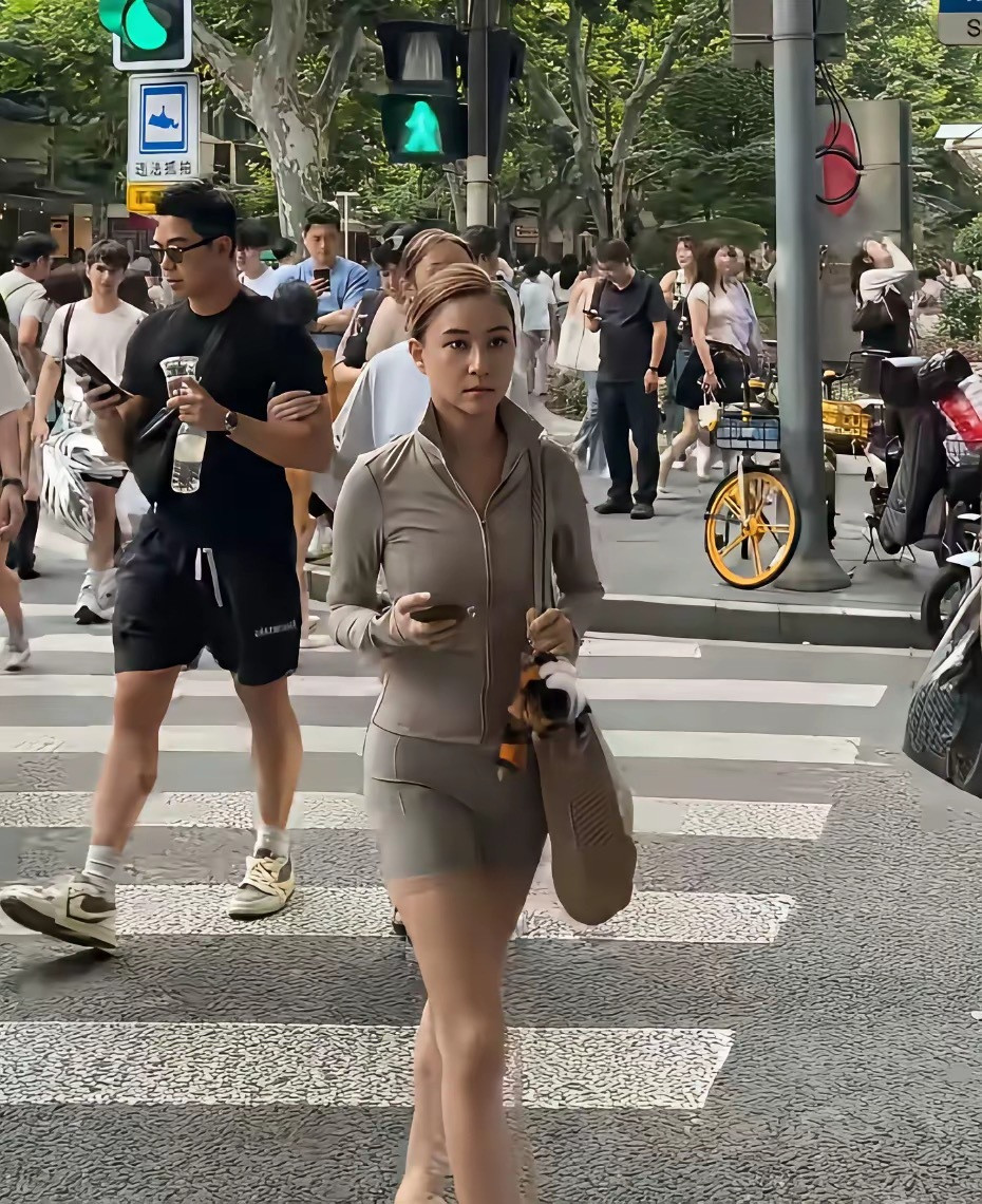 在上海街头看到何超莲。瘦瘦小小的。
