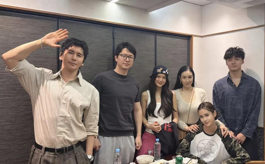 56岁钟丽缇携家人在首尔餐馆聚餐，二女儿男友罕见现身。她状态极佳，皮肤白皙紧致，