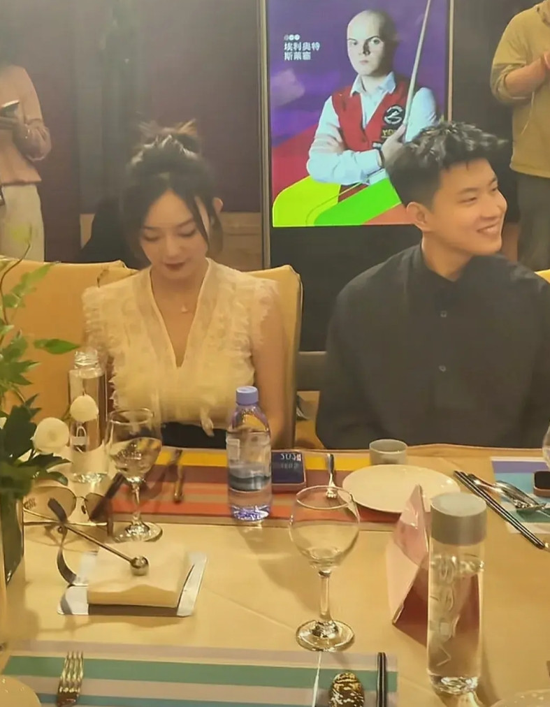23日赵心童携女友参加2025世界斯诺克武汉公开赛的欢迎晚宴，期间赵心童和女友一