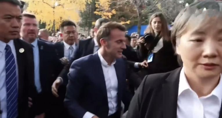 马克龙抵达四川大学，在现场受到大学生热烈欢迎！12月5日下午，马克龙去了四川大